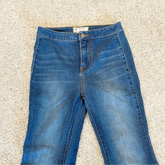 FREE PEOPLE WOMEN'S DARK WASH HIGH RISE JUST FLOAT ON FLARE JEANS size 26 5🌟 - Picture 6 of 16